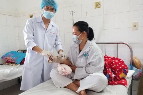 Phẫu thuật cứu bàn tay bị máy xay cá cuốn dập nát
