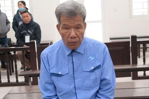 Chủ nhà nghỉ hoảng hồn khi thấy người đàn ông khỏa thân, nằm thoi thóp trước cửa