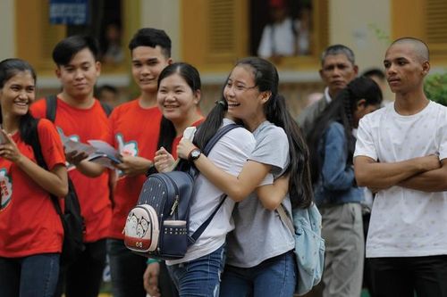 Campuchia đặc cách cho học sinh lớp 12 tốt nghiệp