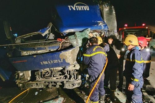 Giải cứu lái xe tải kẹt trong ca-bin ở Thanh Hóa