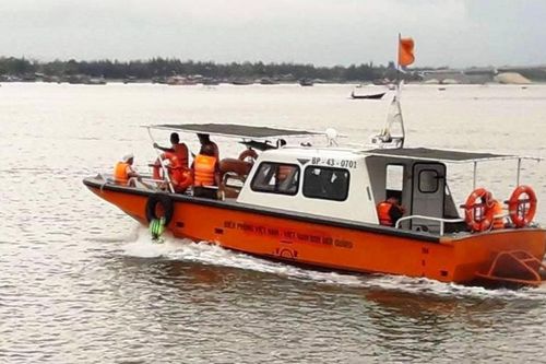 Tìm kiếm hai người mất tích trên sông Thu Bồn
