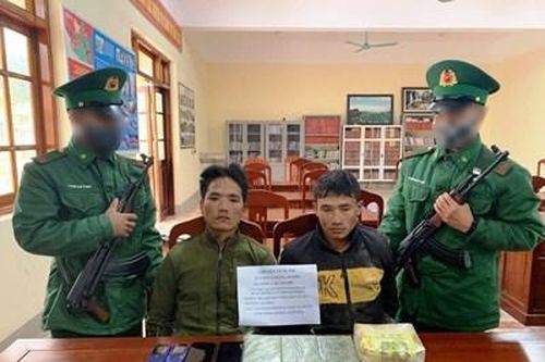 Bắt hai đối tượng mua bán trái phép 1kg ma túy, 3 bánh heroin
