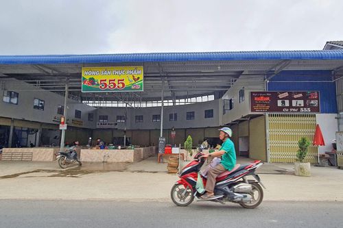 Ngang nhiên mở 'chợ' trên suối, lấn chiếm quốc lộ