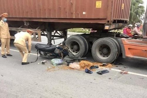 Giúp đỡ người gặp nạn, người đàn ông bị container tông tử vong
