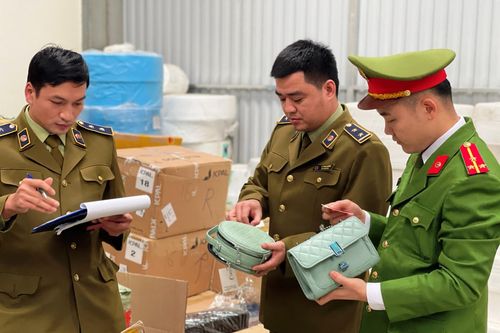 Thanh Hóa: Phát hiện ô tô vận chuyển hàng tỷ đồng hàng hóa nghi nhập lậu
