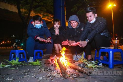 Hà Nội: Người dân co ro đốt lửa sưởi ấm trong rét đậm