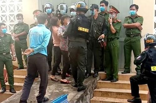 Người nhà 'làm loạn' nhà xác, hàng chục cảnh sát được huy động bảo vệ 2 thi thể