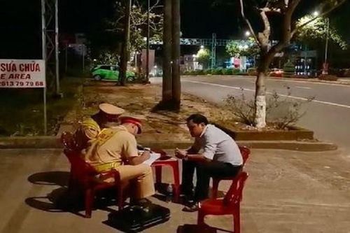 Giám đốc vi phạm nồng độ cồn điện thoại 'cầu cứu' khiến cảnh sát mất cả giờ xử lý
