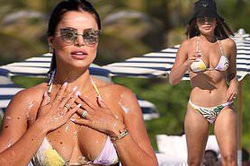 'Gà cưng' của tạp chí áo tắm danh tiếng Sports Illustrated 'bốc lửa' với bikini ở biển