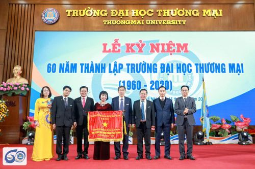 Trường Đại học Thương mại nhận Cờ thi đua của Chính phủ