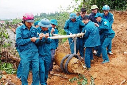 Người dân đào móng nhà phát hiện quả bom 'khủng'