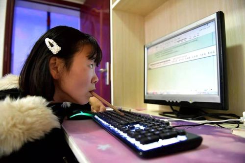 Nể phục cô gái dùng miệng viết 12 cuốn tiểu thuyết trong suốt 10 năm