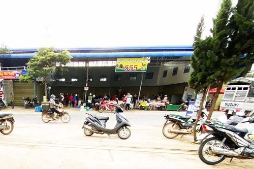 Ngang nhiên lấn chiếm lòng suối, hành lang quốc lộ làm chợ