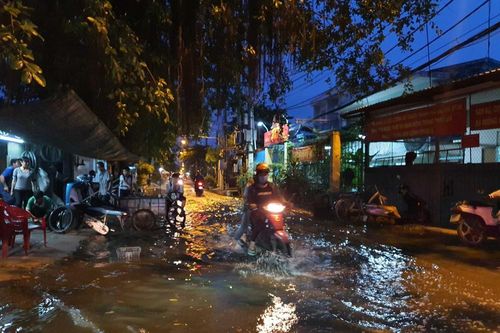 Dự án 10.000 tỉ hết tiền, người Sài Gòn khốn khổ với ngập lụt dù triều cường không cao