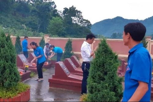 Những ngôi mộ 'gió' ở nghĩa trang liệt sĩ
