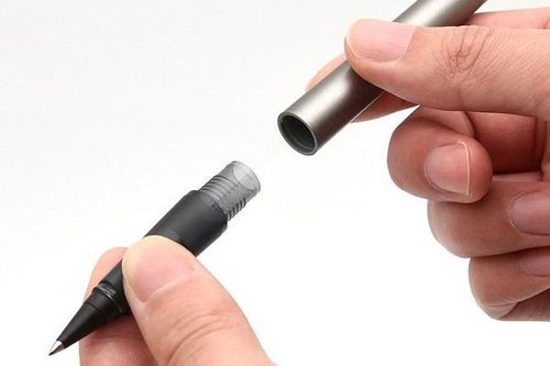 Người đàn ông bị nửa chiếc bút bi lọt sâu vào niệu đạo