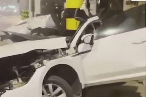 Ô tô gãy đôi thân khi đâm vào cột điện