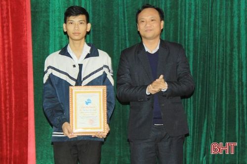 Nghi Xuân trao giải Cuộc thi 'Sáng tạo thanh thiếu niên, nhi đồng'