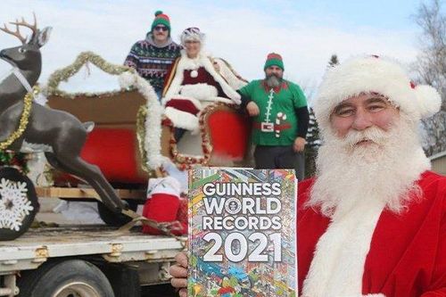 'Ông già Noel' lập kỷ lục Guinness khi kéo xe tải chở đầy xe tuần lộc