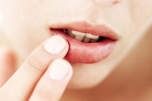 Thói quen liếm môi tưởng vô hại nhưng để lại nhiều hệ lụy khó thường