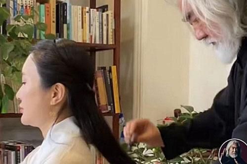 Đạo diễn U70 Trương Kỷ Trung chiều vợ trẻ hết lòng