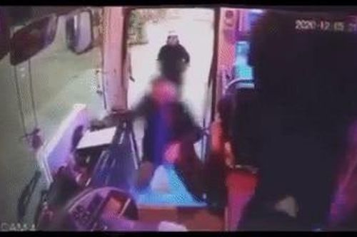 Clip: Bị người đàn ông cầm búa hùng hổ lao đến đánh liên tiếp, nam tài xế chỉ kịp ôm đầu chịu trận