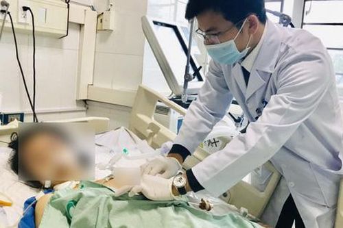 Báo động đỏ cứu thiếu nữ 17 tuổi bị đâm thấu ngực
