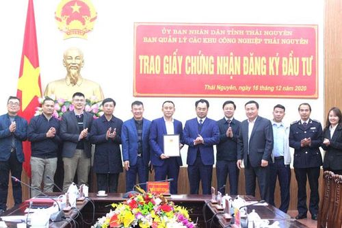Trao Giấy chứng nhận đăng ký đầu tư cho doanh nghiệp nước ngoài