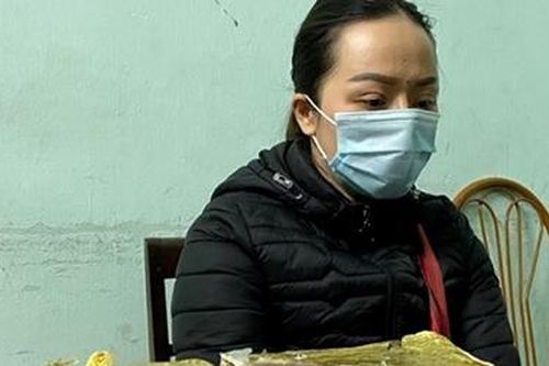 Xách thuê 2 hộp pháo hoa với giá 100 nghìn đồng