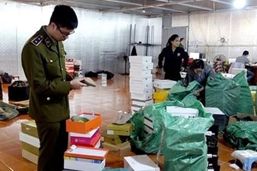 Thu giữ hơn 1.500 đôi giầy dép không 'giấy khai sinh'