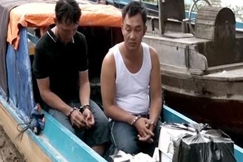 Bắt 2 đối tượng vận chuyển gần 10.000 bao thuốc lá lậu