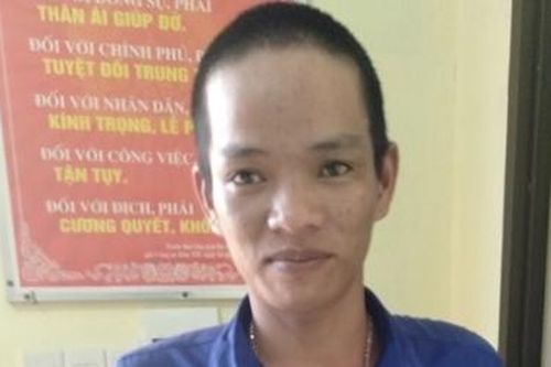 Kề dao vào cổ bé gái cướp điện thoại