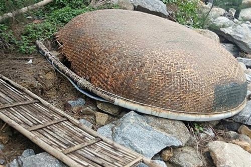 Lật thuyền thúng trên sông Thu Bồn, 2 anh em mất tích