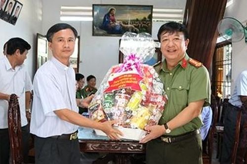 Công an tỉnh Kiên Giang thăm, tặng quà chức sắc tôn giáo nhân dịp Noel