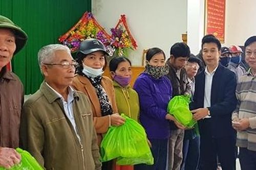 Mang yêu thương về nơi lũ đi qua