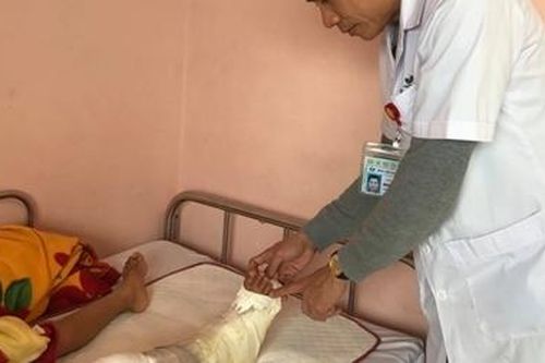 Bé trai bị máy xúc cán dập nát cẳng chân