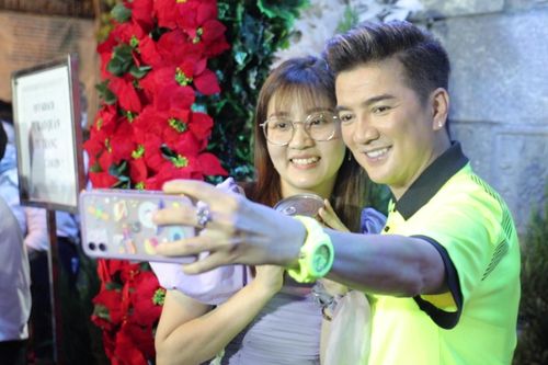 Đàm Vĩnh Hưng trang hoàng biệt thự, mở cửa cho fan hâm mộ cùng đón Noel