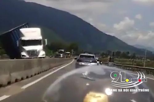 Tránh xe ô tô cùng chiều, container hất văng xe máy xuống vực