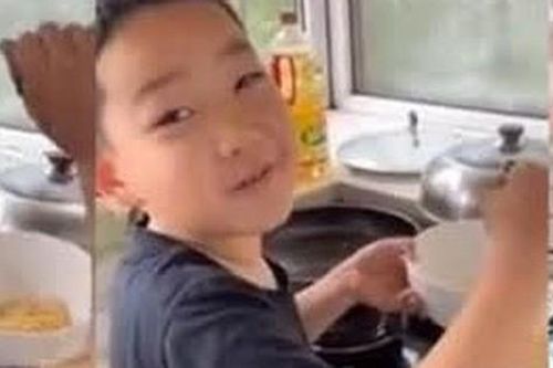 Mẹ hứa đưa đi chơi nhưng 'bùng kèo', cậu bé nói một câu, sếp của mẹ rơi nước mắt liền cho nghỉ phép ngay lập tức