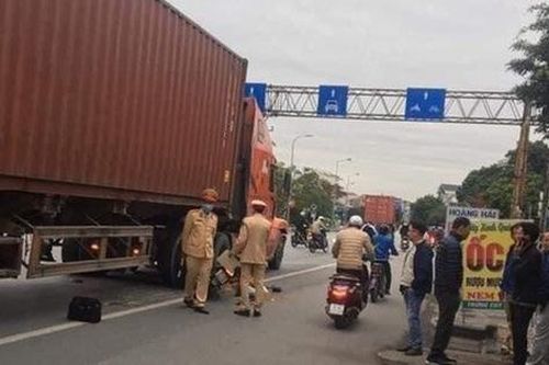 Cụ ông bị container tông tử vong khi đang giúp người gặp tai nạn
