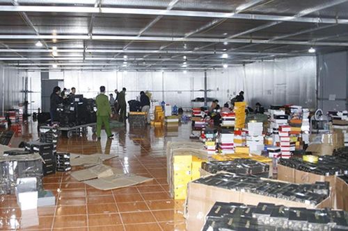 Phát hiện kho chứa nhiều hàng hóa không rõ nguồn gốc