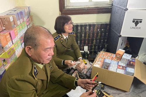 Hà Nội: Đột kích tụ điểm chuyên cung cấp 'bóng cười', thuốc lá điện tử qua mạng