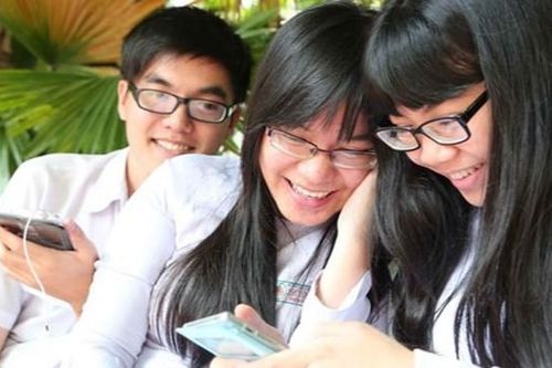 Học sinh dùng điện thoại trong lớp: Thầy cô quản lý thế nào?