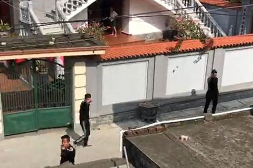 Côn đồ mang tuýp sắt, đao kiếm đến nhà dân đập phá