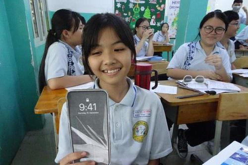 Thầy giáo tặng iPhone 12 tự chế cho học sinh