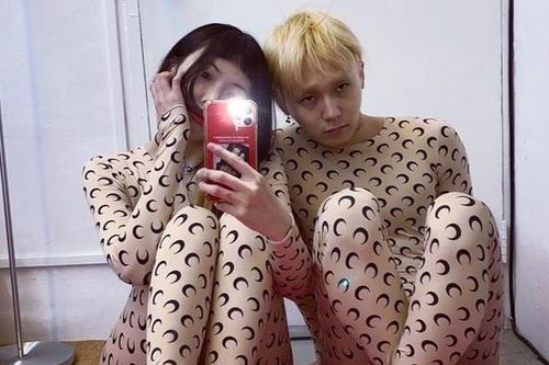 Váy áo họa tiết Mặt Trăng bị fan Kpop chê xấu