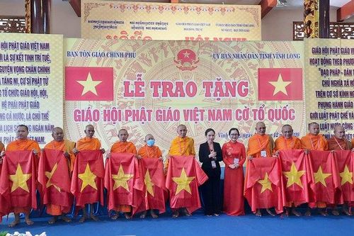 Trao cờ Tổ quốc tặng các chùa Phật giáo Nam tông Khmer Nam Bộ