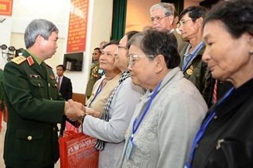 Bộ Quốc phòng gặp mặt đoàn đại biểu người có công tỉnh Vĩnh Long