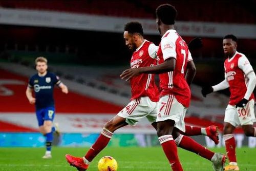Arsenal thoát thua trận thứ 5 liên tiếp sân nhà
