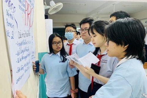 Hào hứng với tiết học sử dụng điện thoại